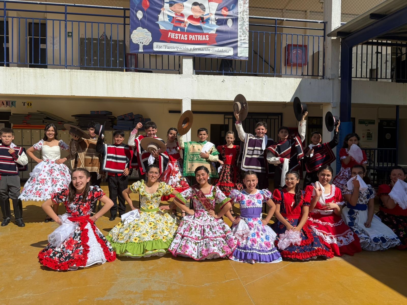 LA CUECA SE TOMÓ LA SEDE EL SAUCE  PARA DAR INICIO AL MES DE LA PATRIA